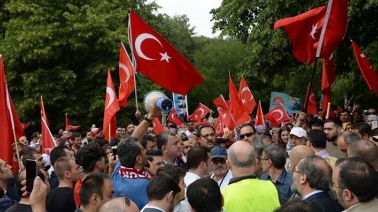 Alman istihbaratından referandum uyarısı: Türk ve Kürt gruplar çatışabilir