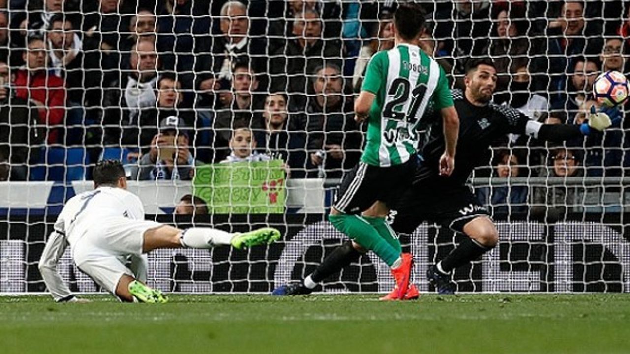 Ronaldo'dan rekor getiren kafa