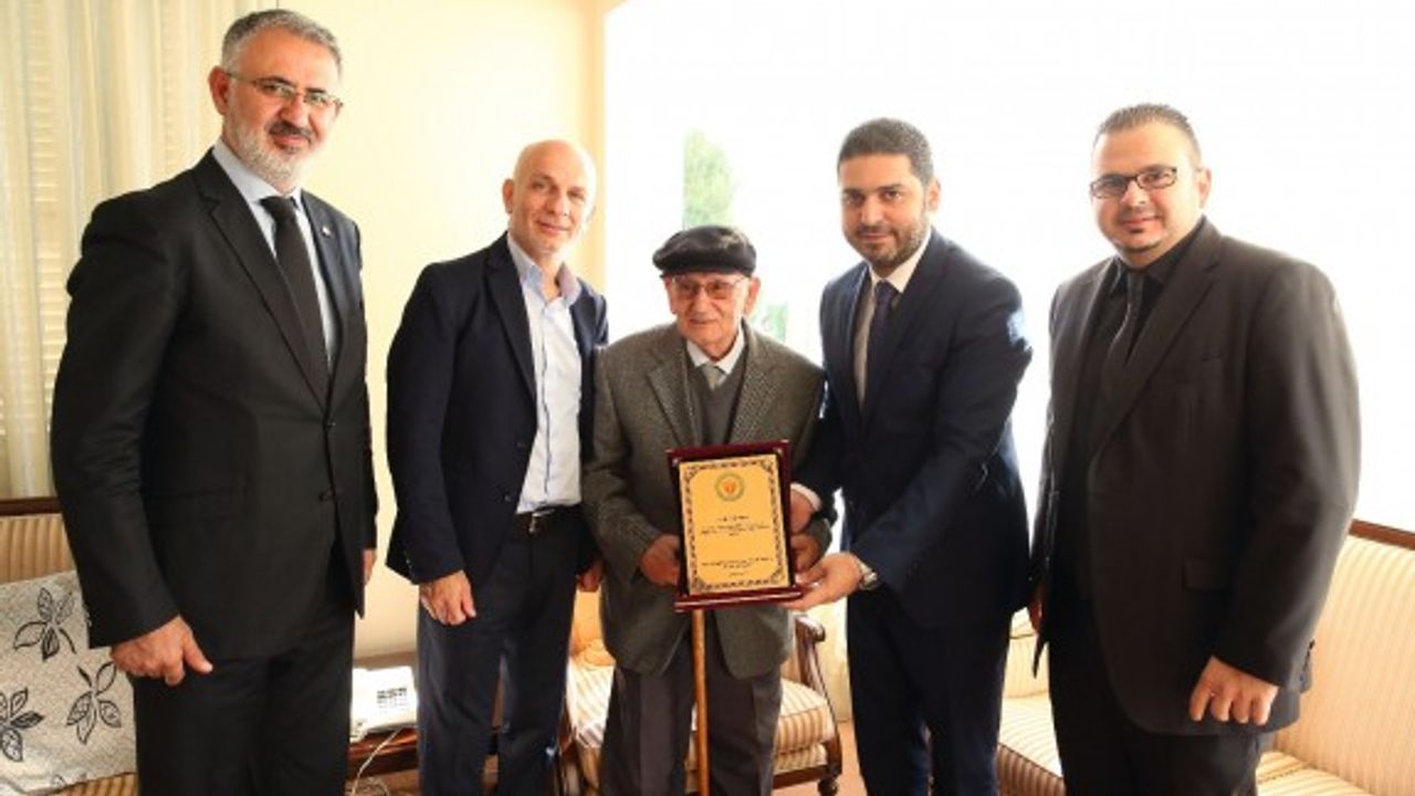 "Gelecek gençlerin, gençler ise öğretmenlerin eseridir"