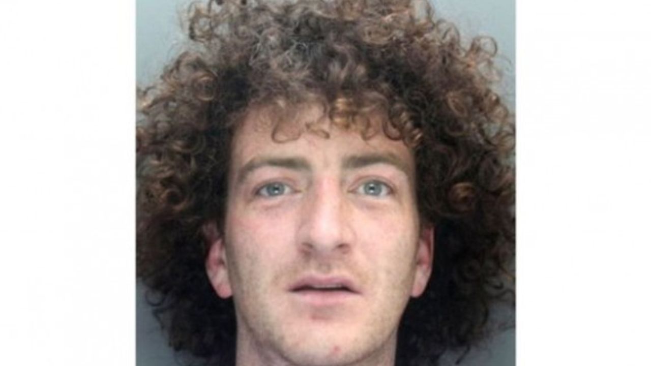 Sarhoşken evsizin üzerine idrarını yaptı, hapis cezası aldı