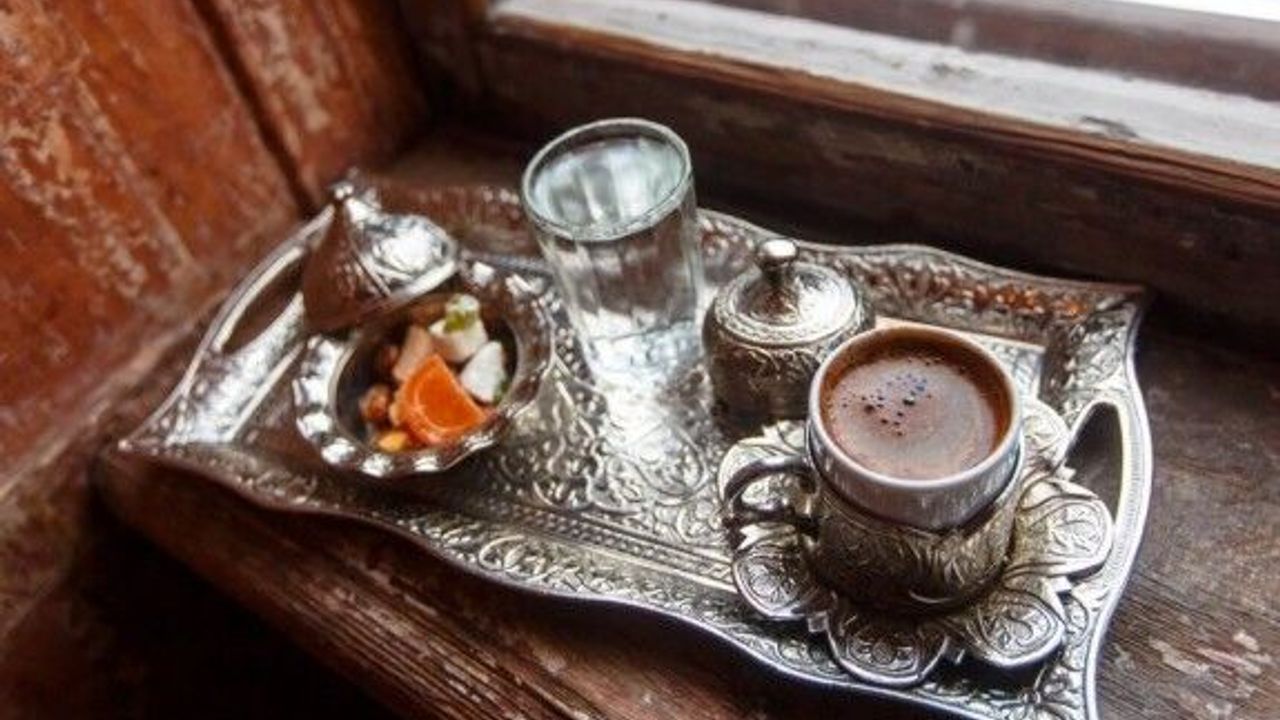 Türk kahvesinin yanında neden su ikram edilir?