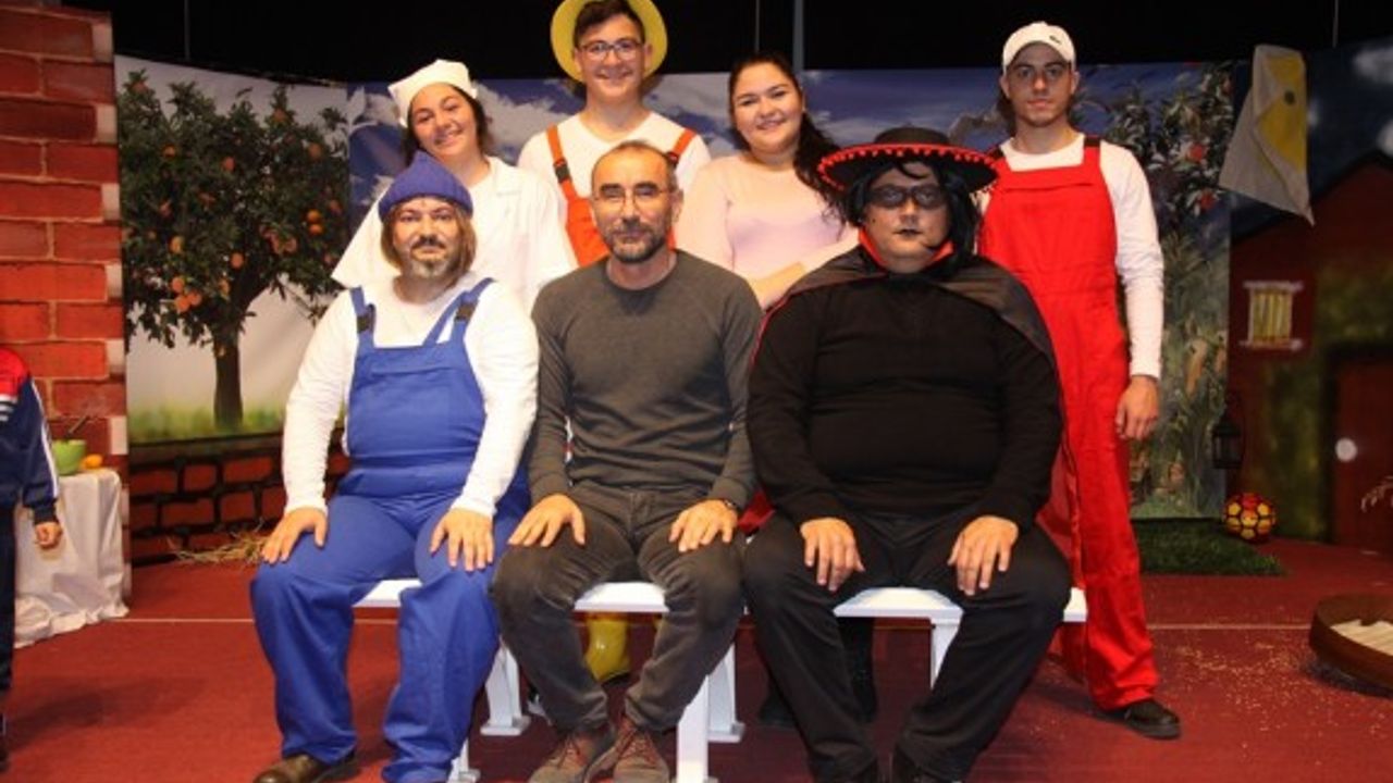 İskele Belediye Tiyatrosu’na en iyi çocuk oyunu ödülü