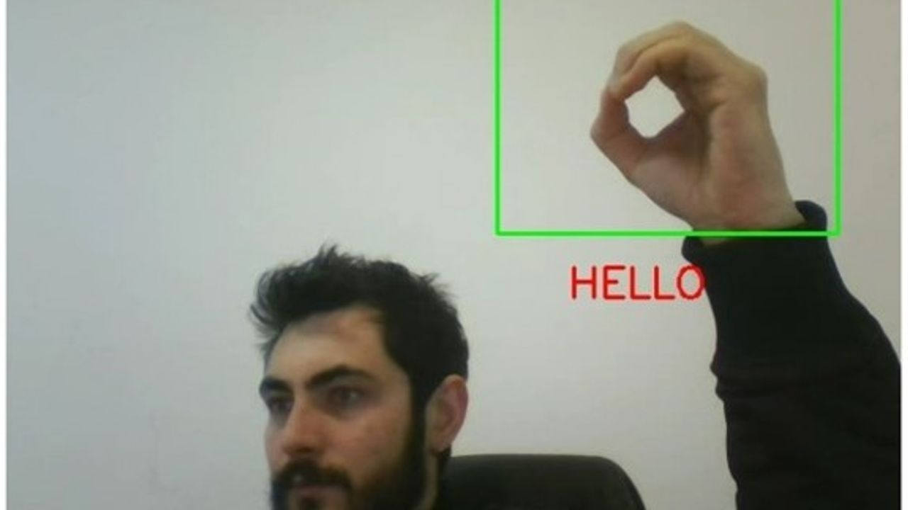 İşaret dilini yazıya çeviren programı geliştirdi