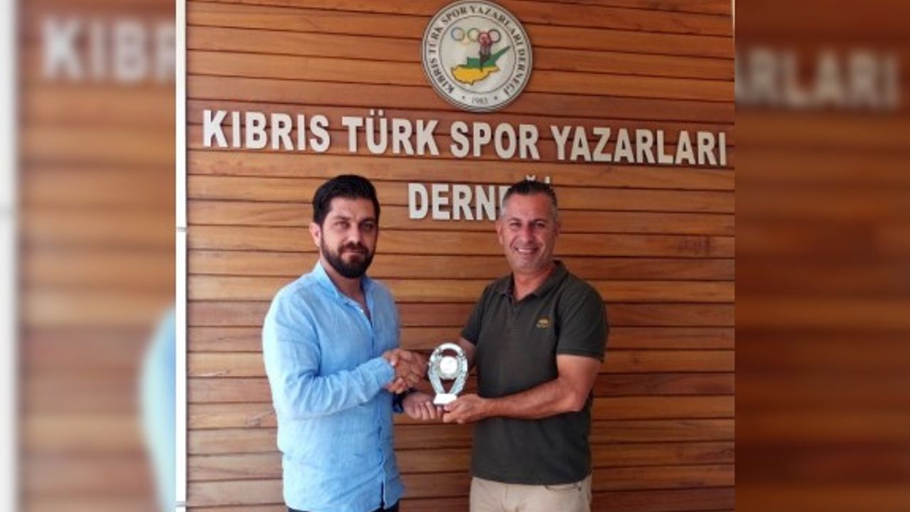 KTSYD yönetimi, Oben’e teşekkür plaketi verdi