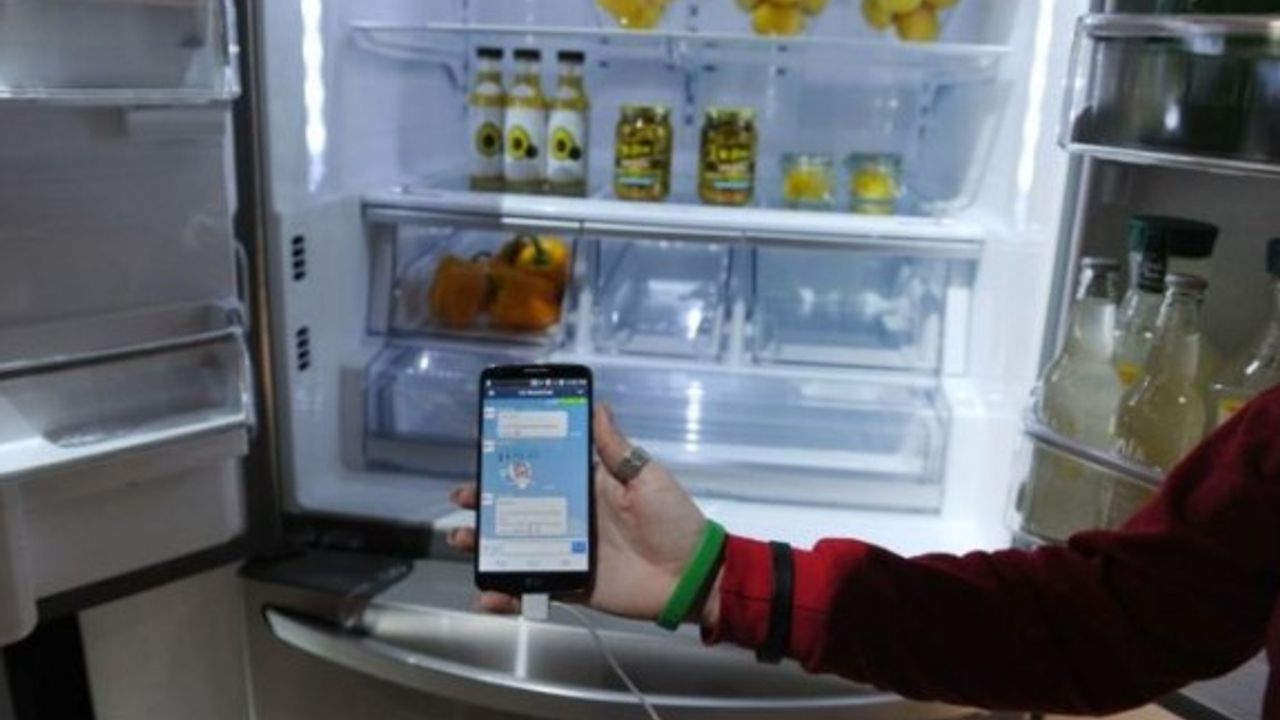 Annesi telefonuna el koydu, akıllı buzdolabından Twitter mesajı gönderdi