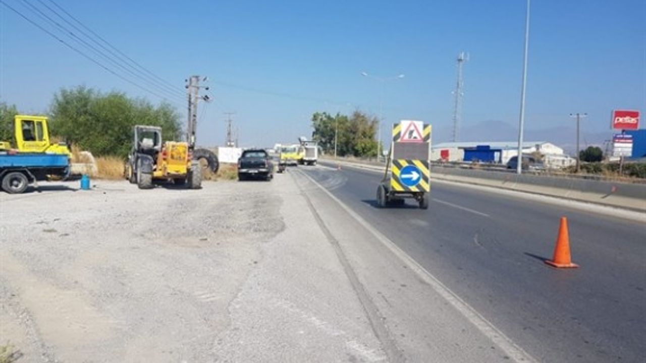 Cihangir ve Yonca Kavşakları arasında  trafik tek şeritten veriliyor