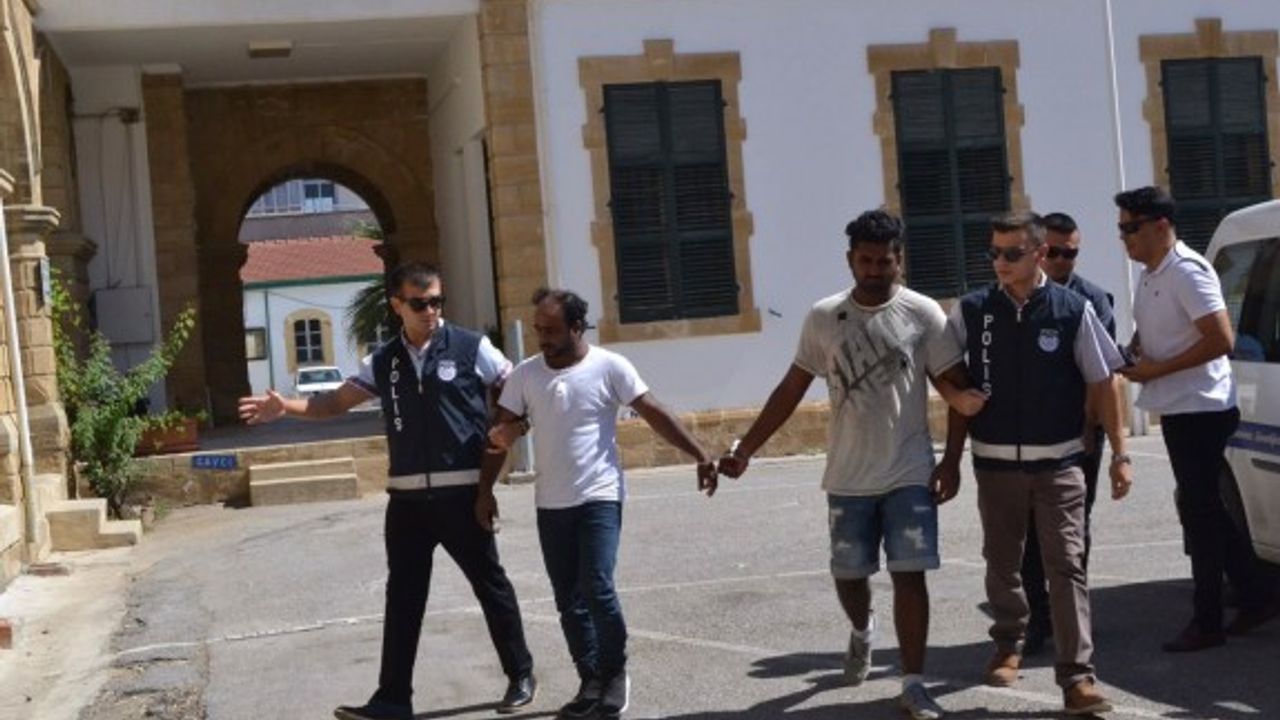 Hem kaçak hem de askeri bölgeyi ihlalden tutuklandılar