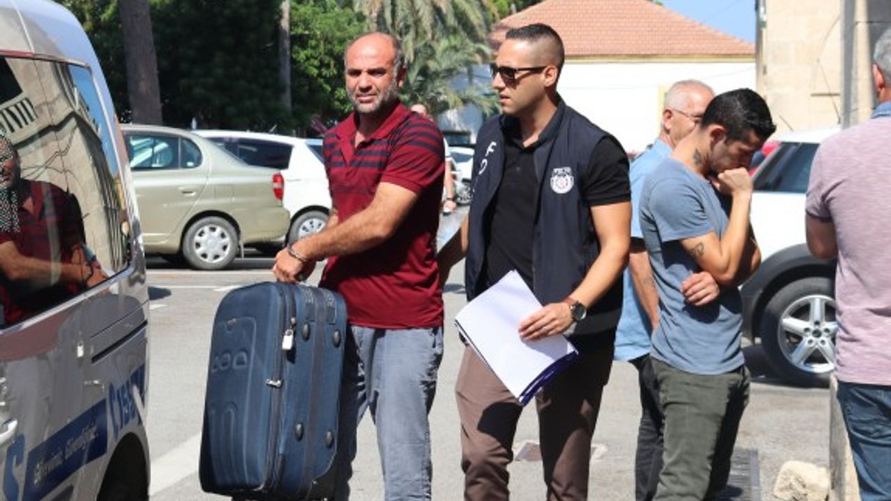 İç çamaşırlı kızı görünce eve daldı