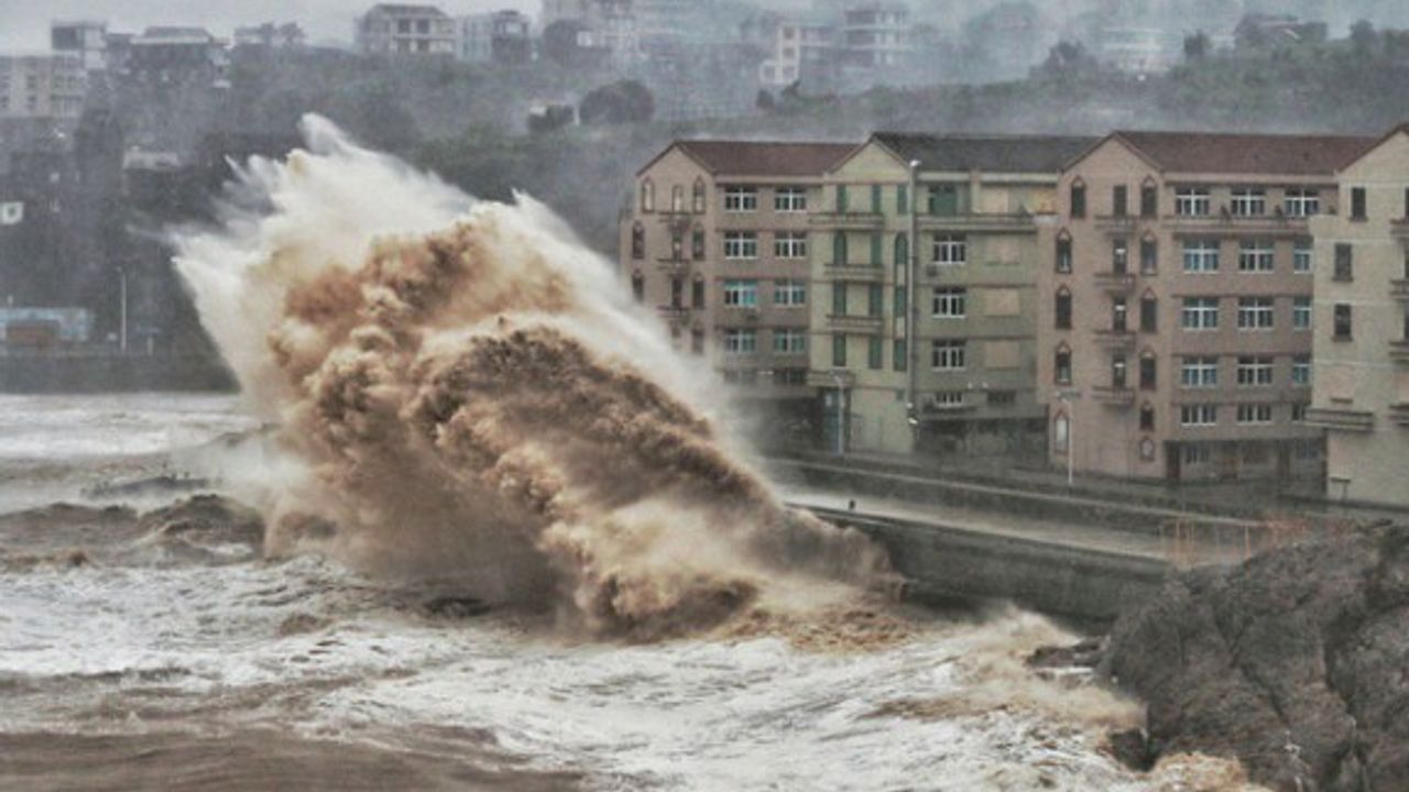 Japonya'da Krosa tayfunu etkili oluyor