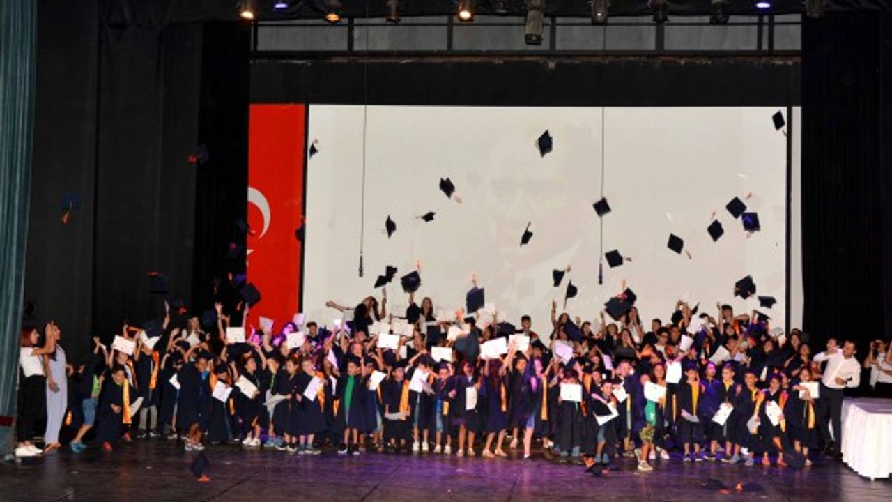 Özay Günsel Çocuk Üniversitesi’nde mezuniyet sevinci