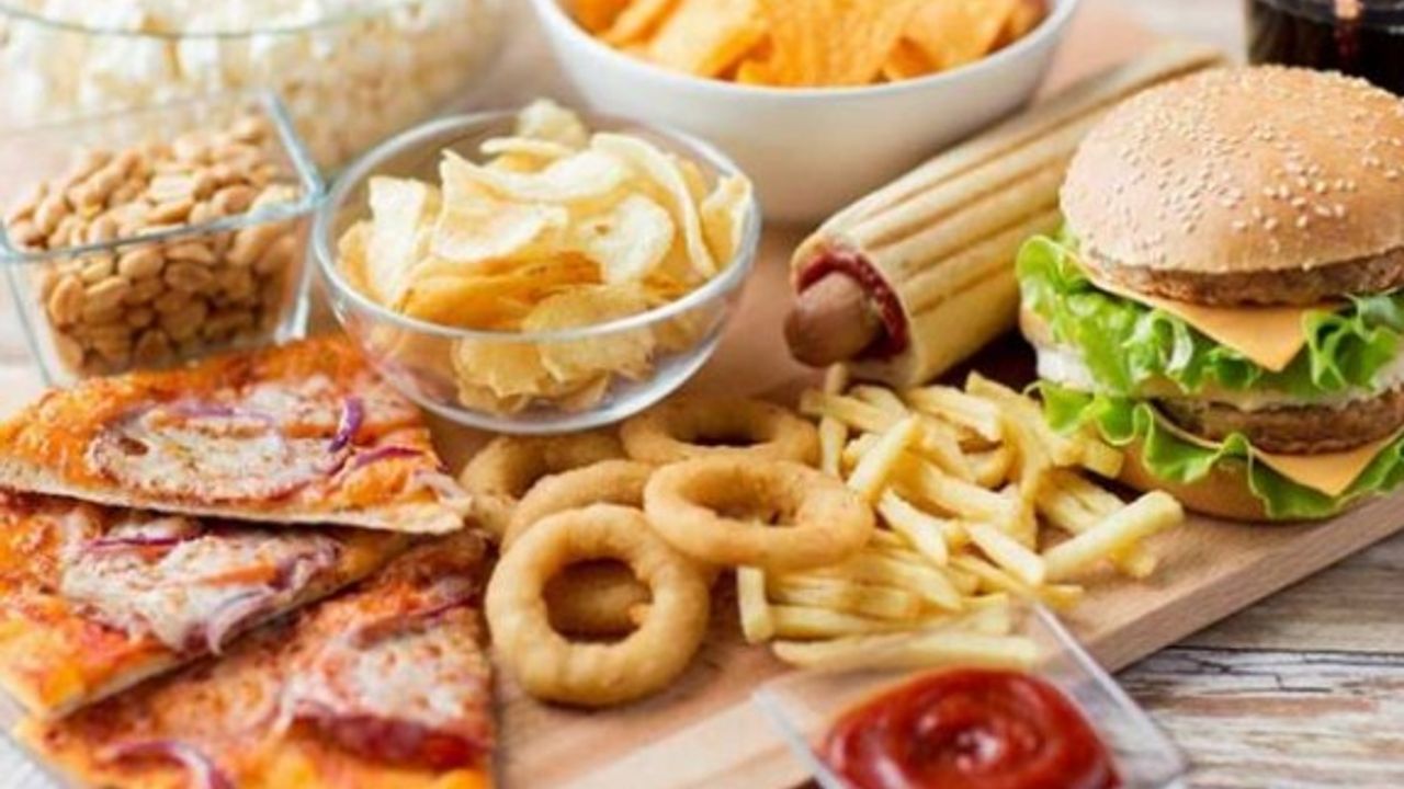 17 yaşındaki genç 10 yıldır 'abur cubur yemekten kör ve sağır oldu'