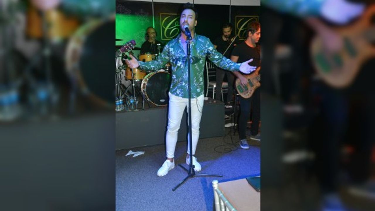 Demiroğlu söylüyor, konuklar eğleniyor