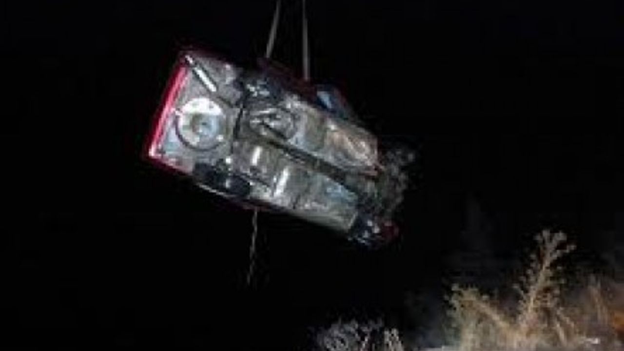 El frenini çekmeyi unuttu, araç denize uçtu