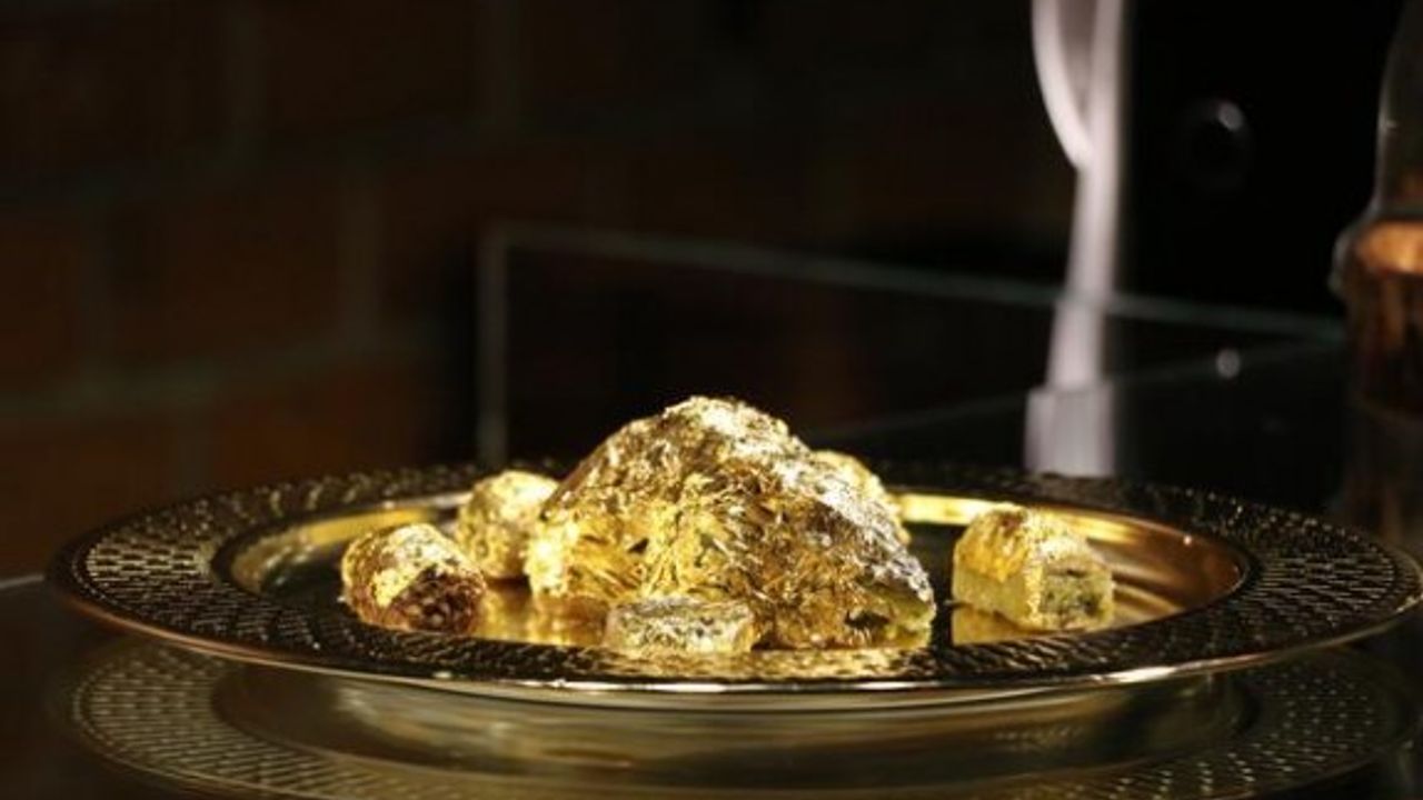 Endonezya'da dilimi bin dolara altın kaplamalı baklava
