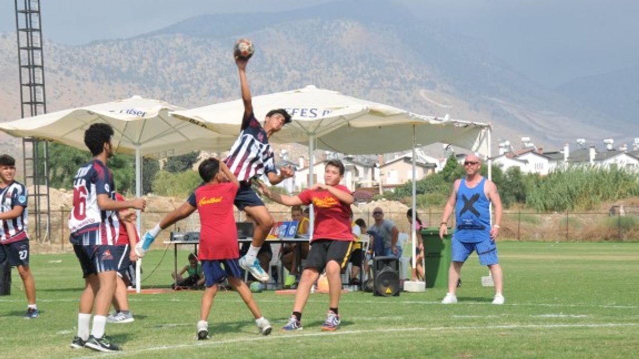 Hentbolcular bu kez çimde karşılaşıyor