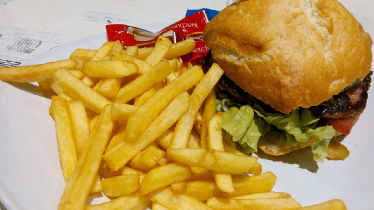 İngiltere'de 10 yıldır 'abur cubur yiyen genç kör ve sağır oldu'