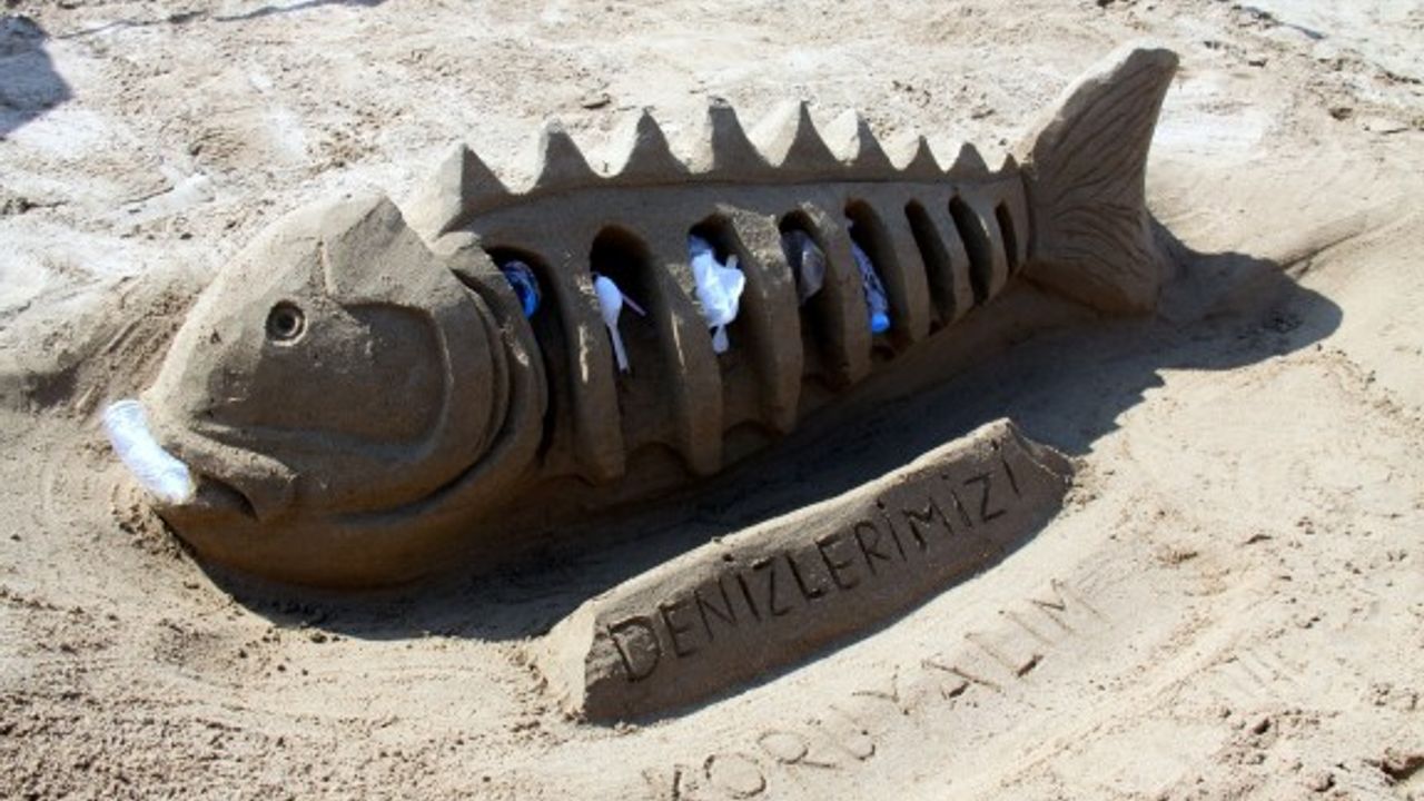 İskele’de kumdan heykellerle önemli mesajlar verildi
