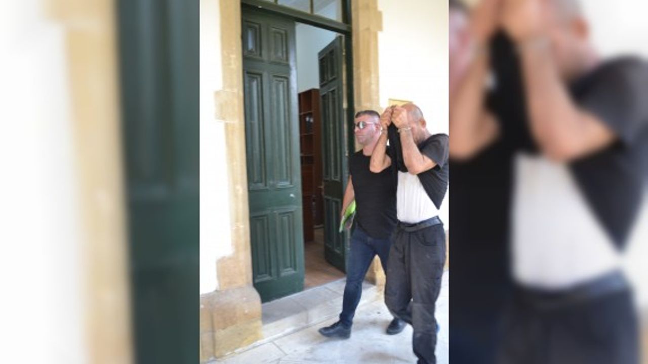 Oğlunu eve götürmek için bıçakla tehdit etti