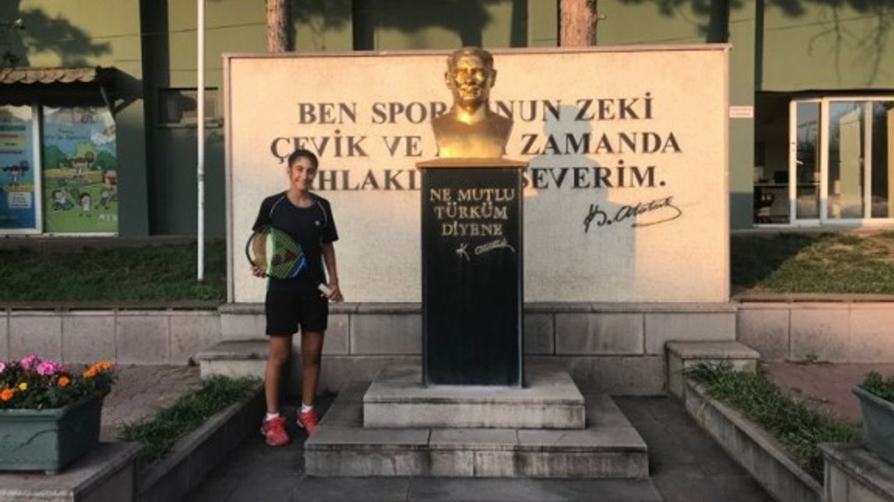 Tansel, Türkiye Şampiyonasında raket sallıyor