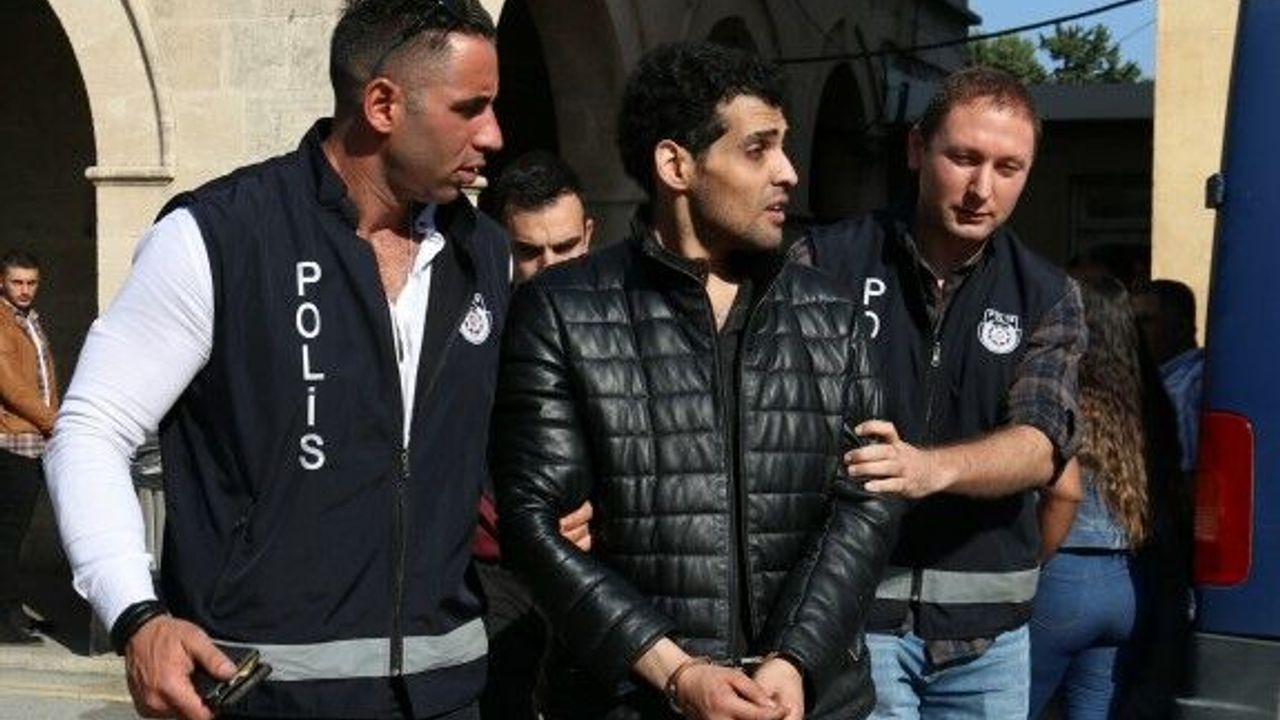 Sorgu odasında polisi darp etti