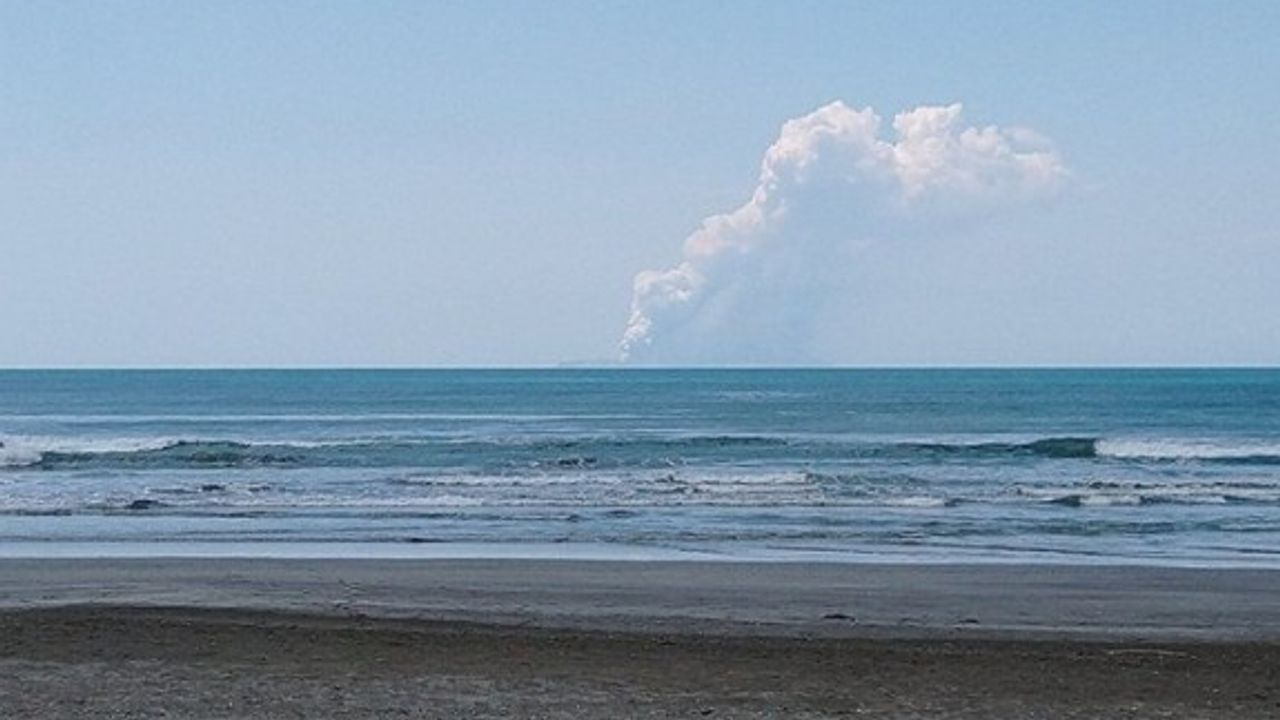 Yeni Zelanda'da Whaakari Yanardağı patladı