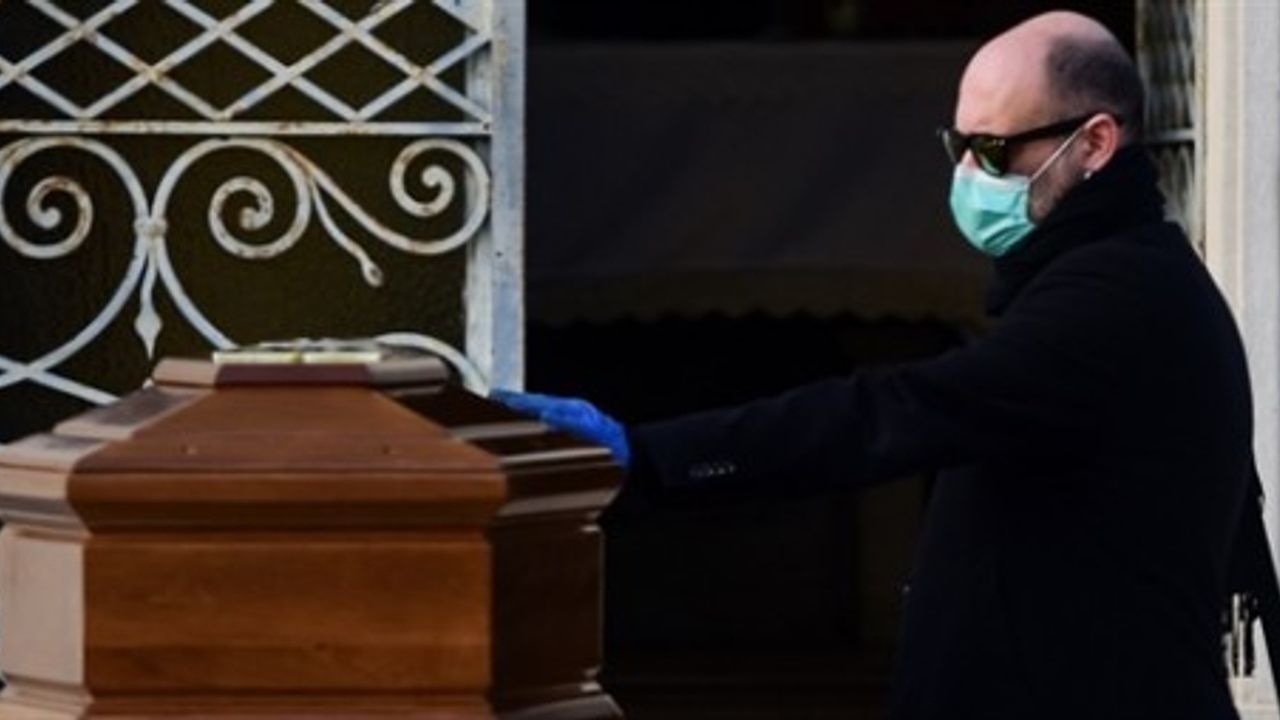 İtalya'da ölü sayısı 10 bini aştı