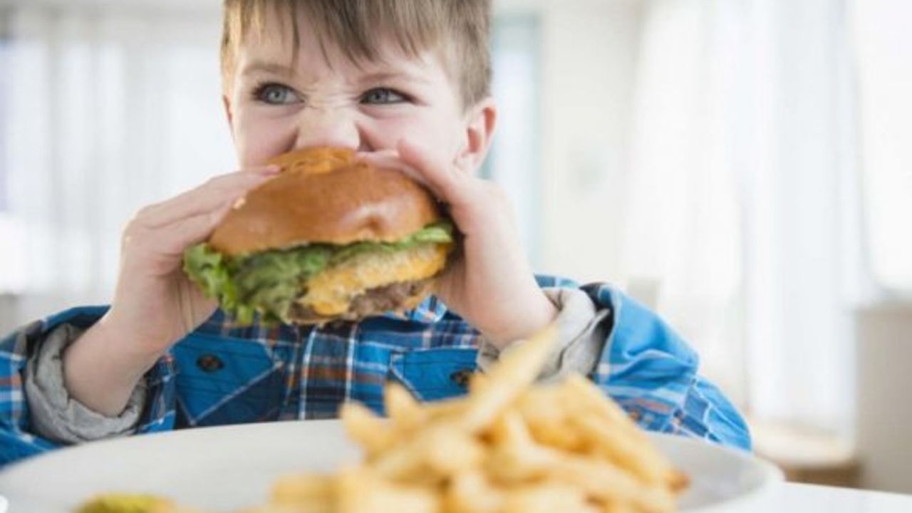 Abur cubur reklamları yasaklanacak, kalori etiketleri gelecek