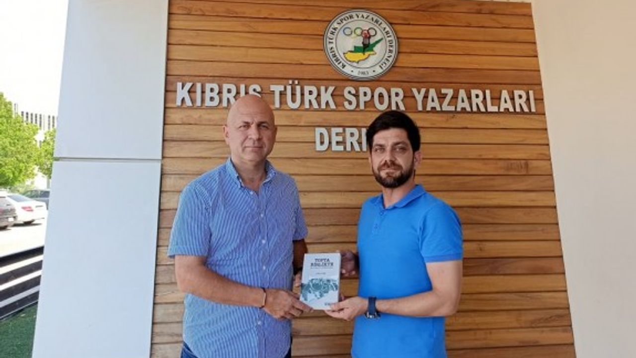 Okan Dağlı kitabını Gürkan’a takdim etti