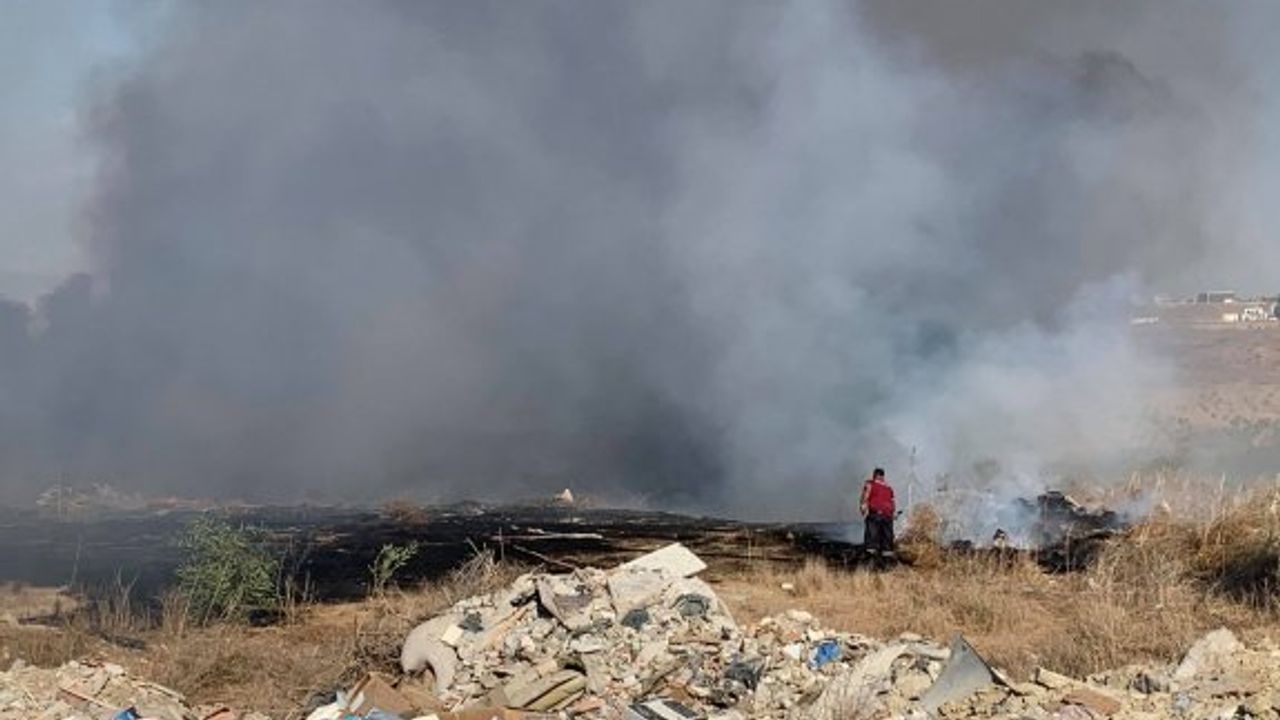 Sanayi bölgesinin dışındaki çöplük yanıyor