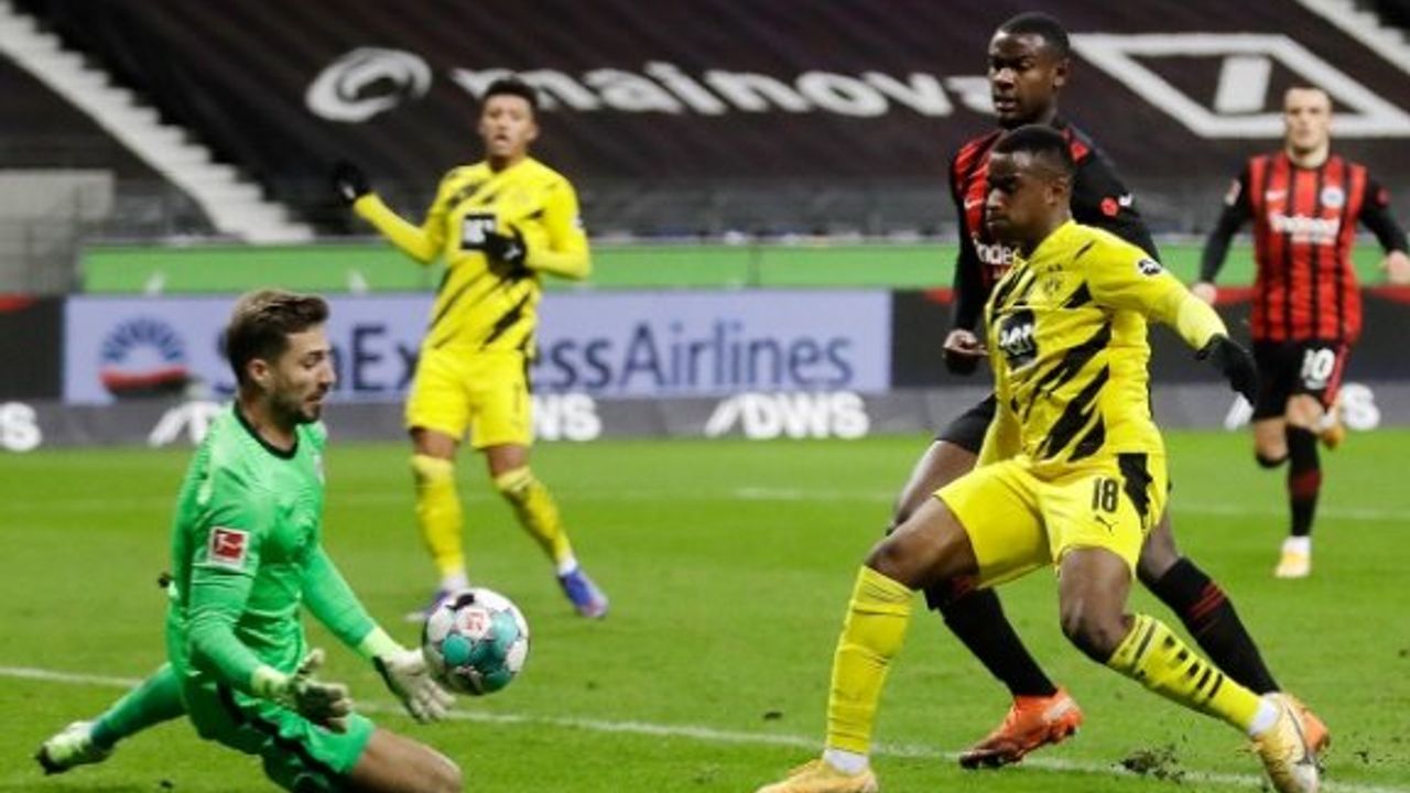 Dortmund, Frankfurt'ta yara aldı