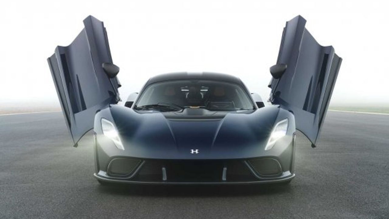 Hiper otomobil Hennessey Venom F5 yollarda