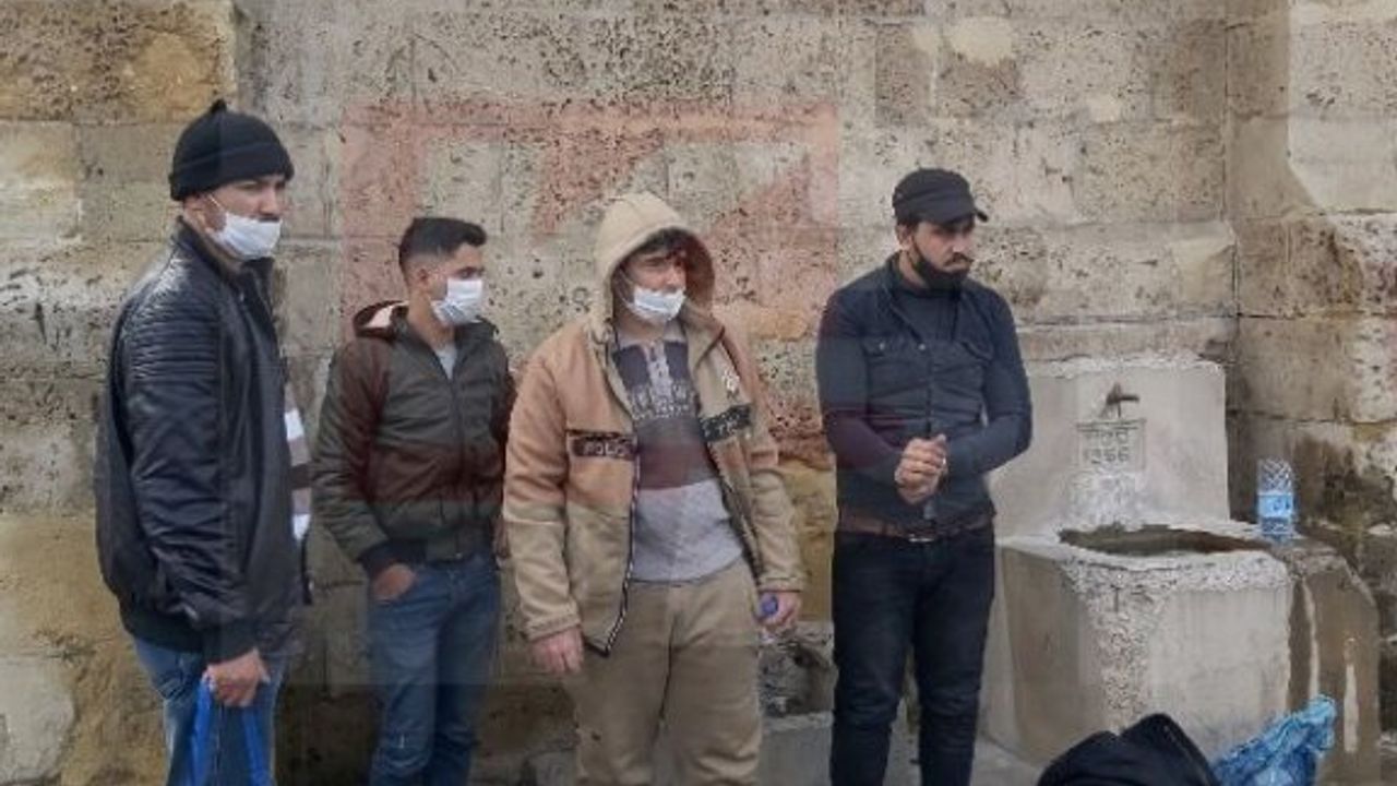 Van araç içinde 4 mülteci bulundu