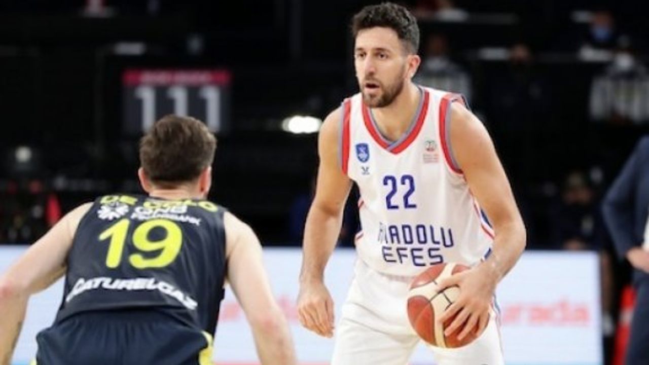 Anadolu Efes final serisinde 1-0 öne geçti