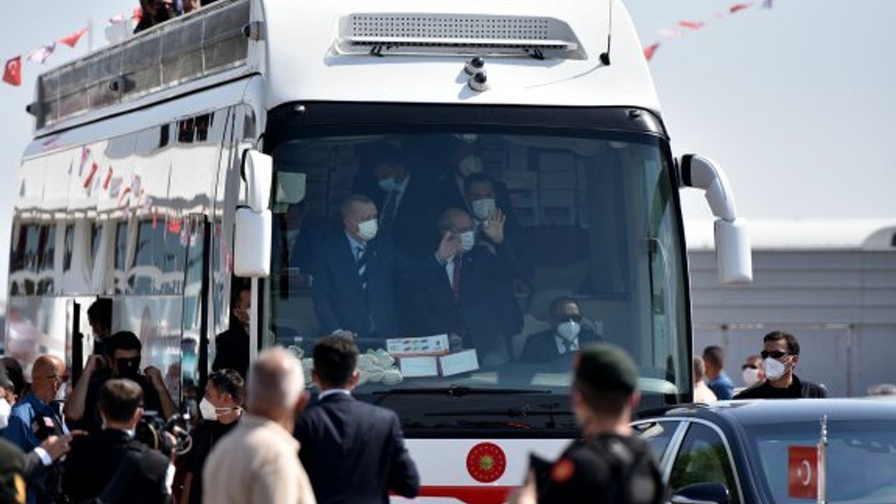 Erdoğan otobüste halkı selamladı, çay ve oyuncak dağıttı