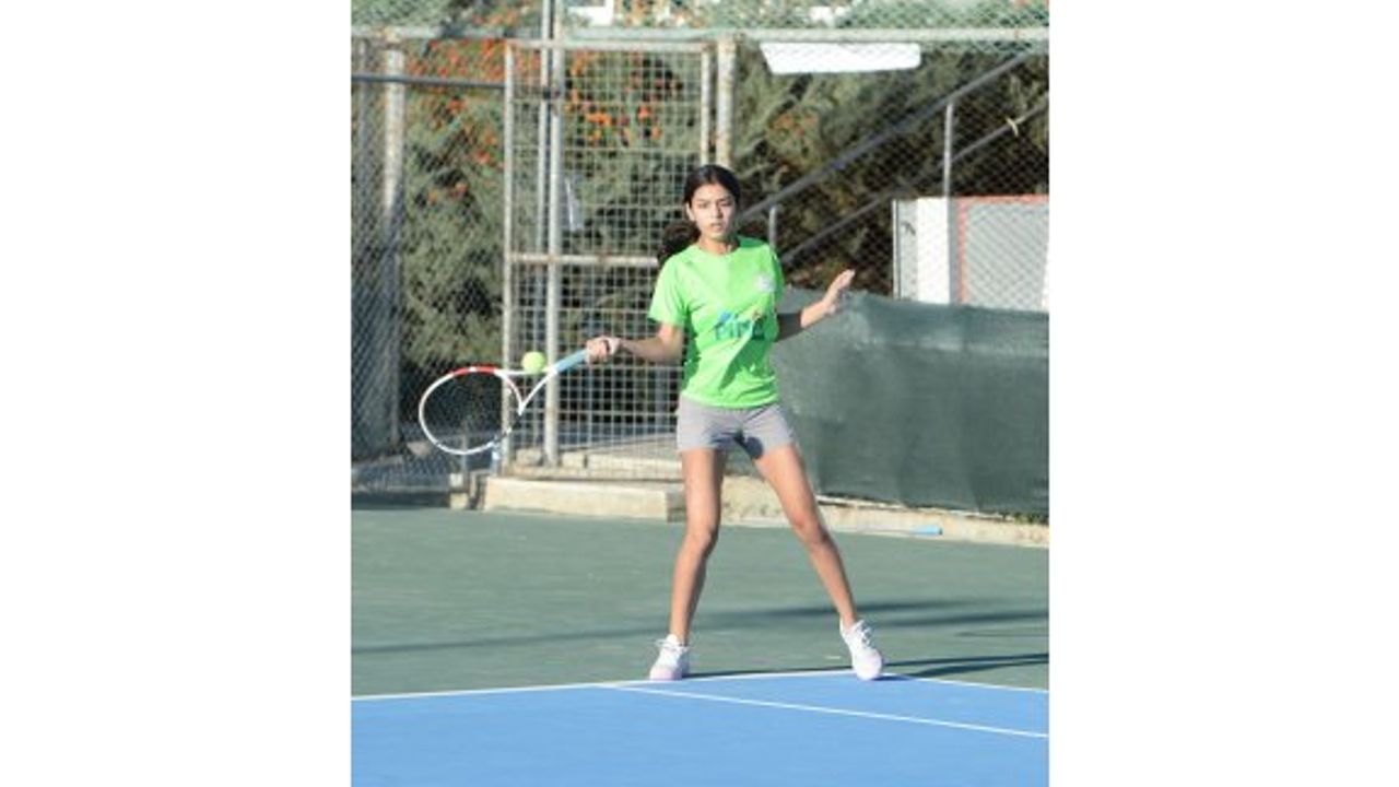 Gönyeli kortlarında şov sürüyor