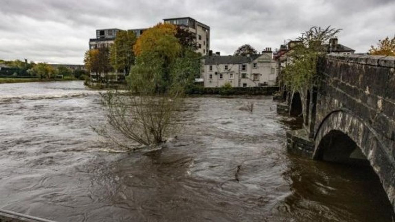 İngiltere’de sel: Nehirler taştı, yollar sular altında kaldı