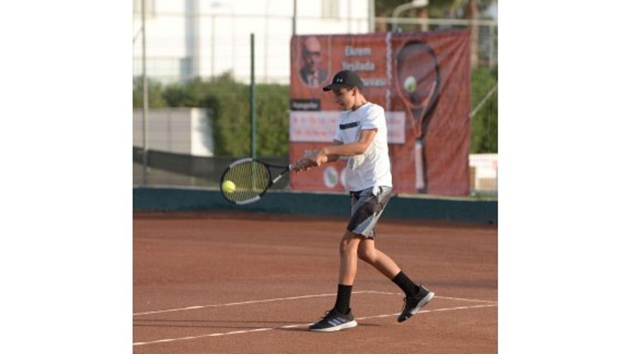 KKTF kortlarında tenis keyfi sürüyor
