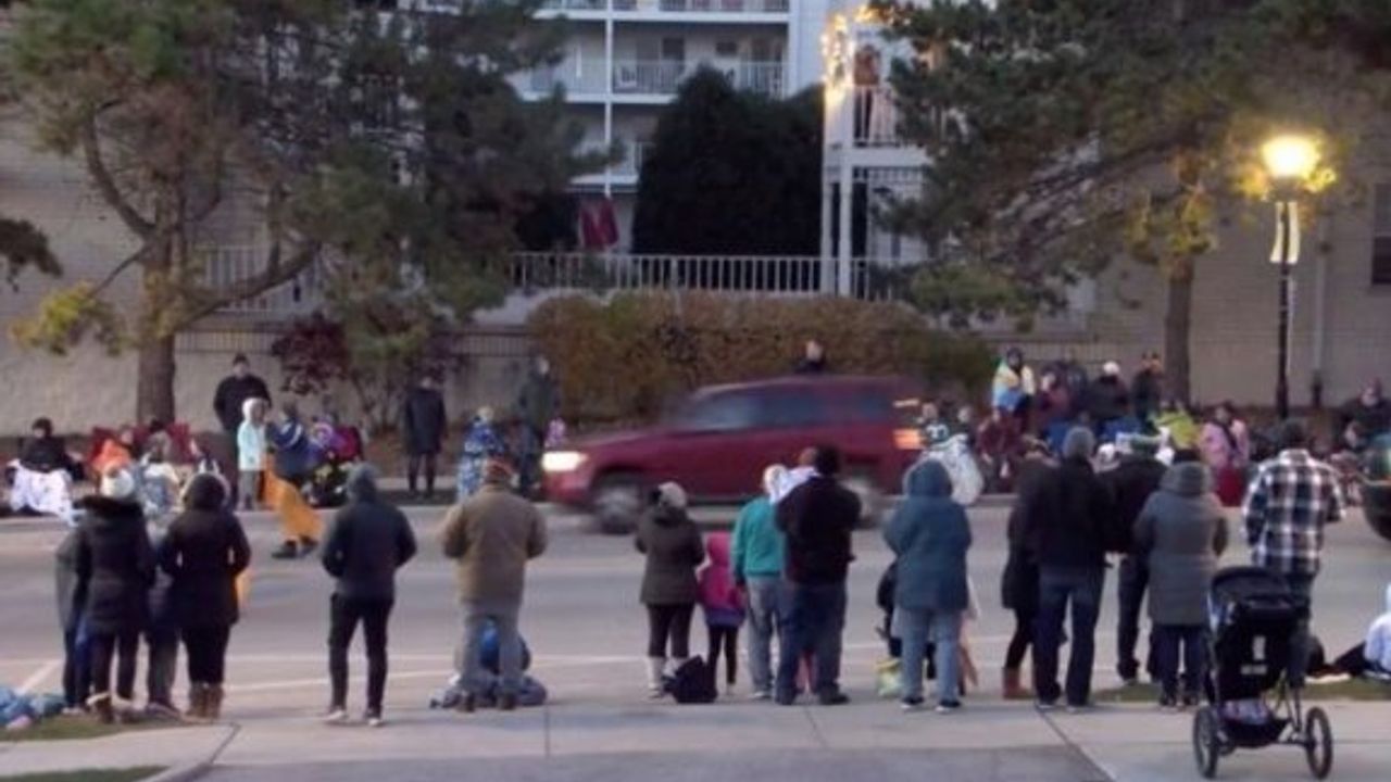 ABD’de bir araç kutlama yapan kalabalığın üzerine sürdü