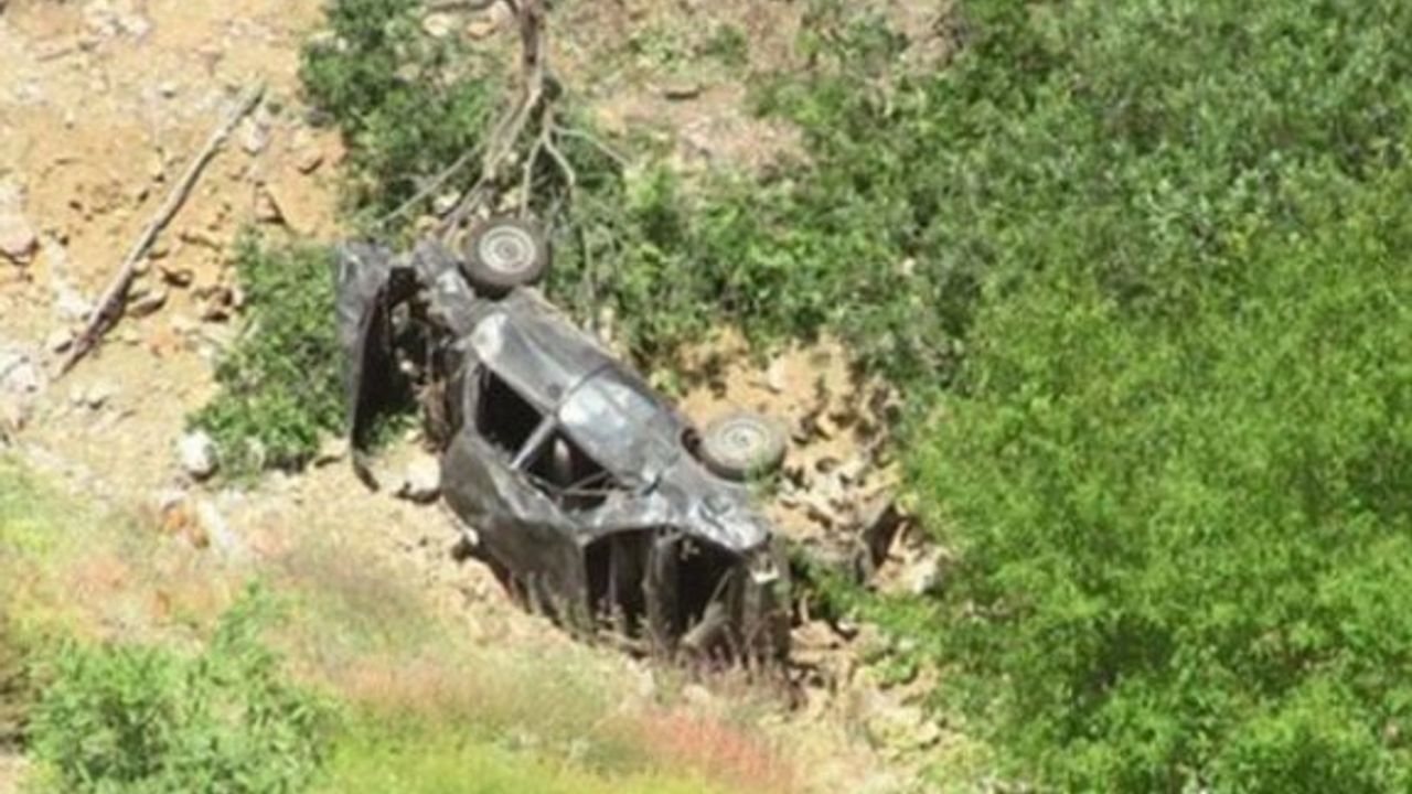 Araç 30 metre derinlikte uçuruma uçtu: 2 yaralı