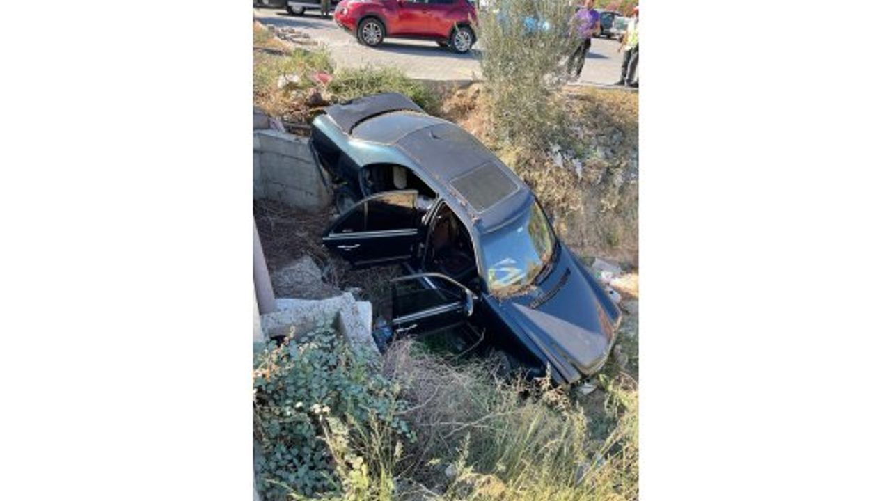 Araç dere yatağına düştü