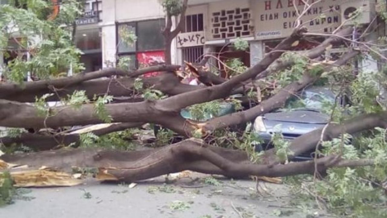 Fırtına Lefkoşa'da zarara yol açtı