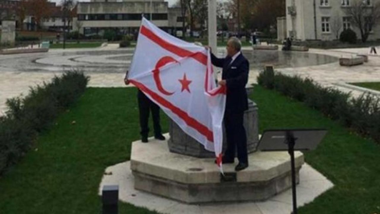 İngiltere'deki Kıbrıslı Türkler, KKTC bayrağını indirten belediye başkanının istifasını istiyor
