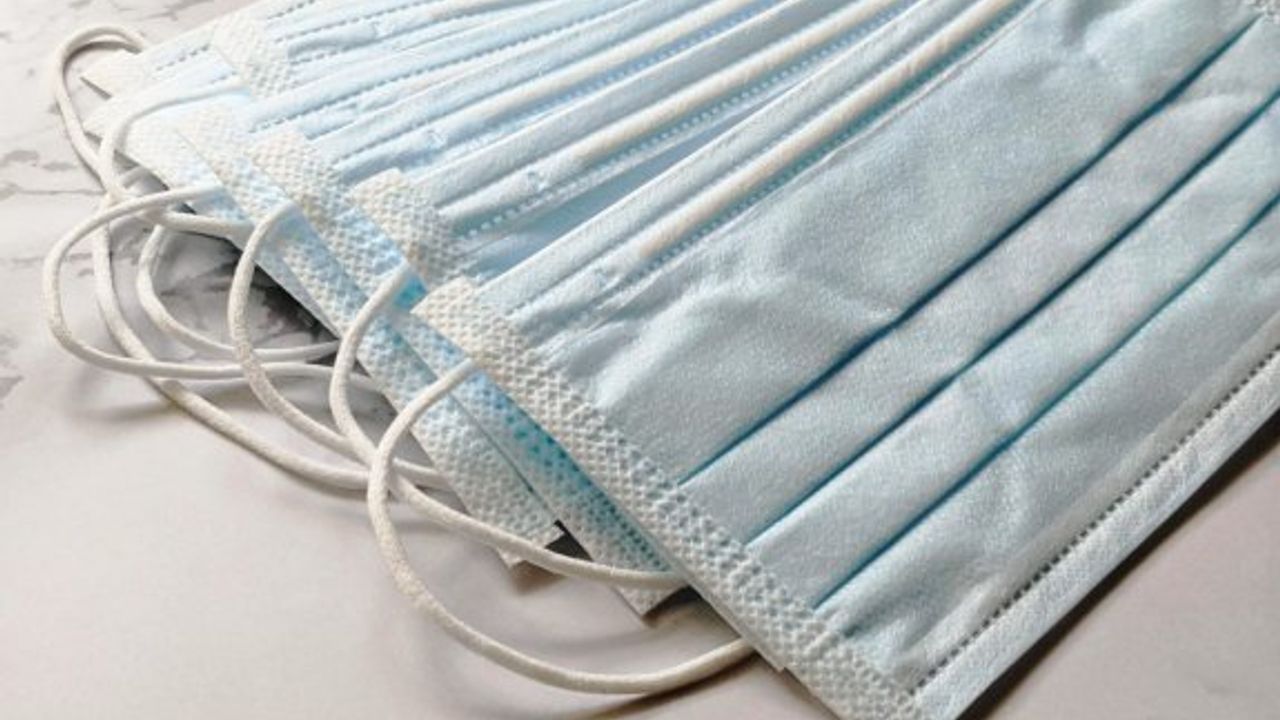 İngiltere’de maske ve test zorunluluğu geri geldi