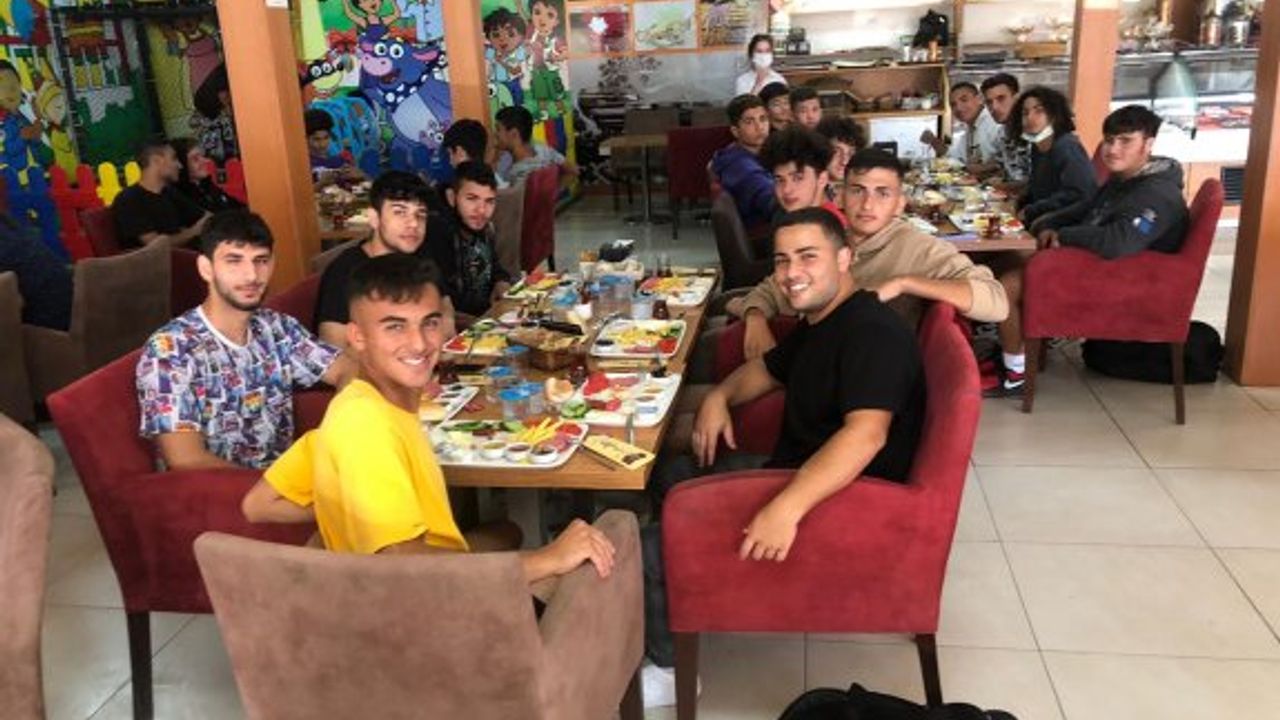 Özkoç’tan, Dumlupınar gençlerine moral yemeği