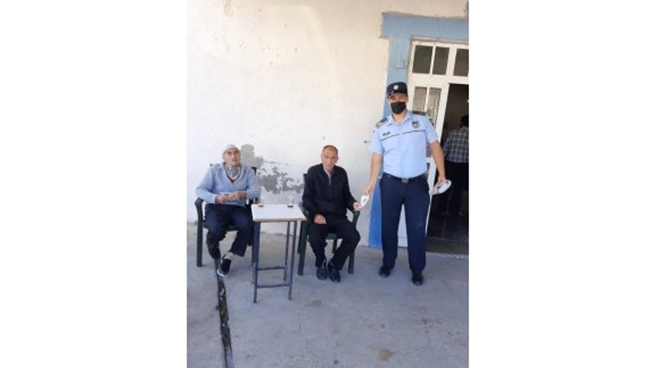 Polis, telefon dolandırıcıları konusunda uyarmak için bildiri dağıttı