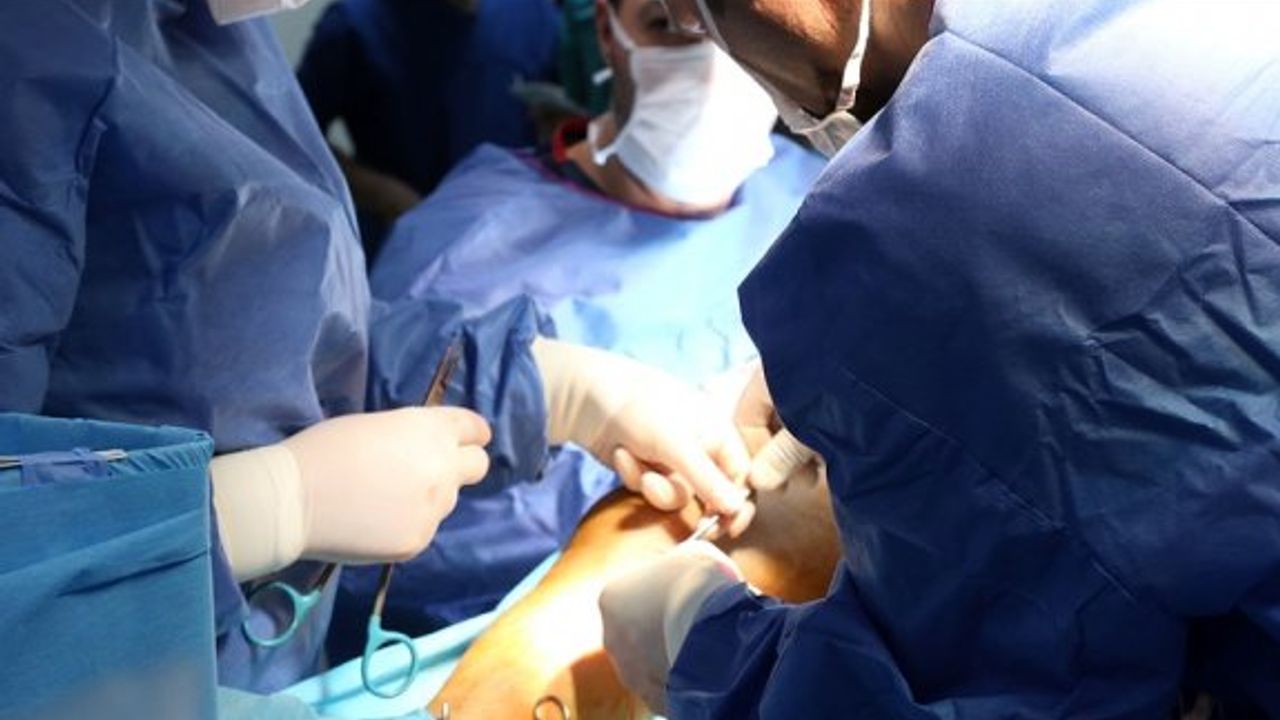 YDÜ Hastanesi kalp damar cerrahisi ekibi ile kapalı koroner bypass ameliyatları ilk kez Kıbrıs’ta