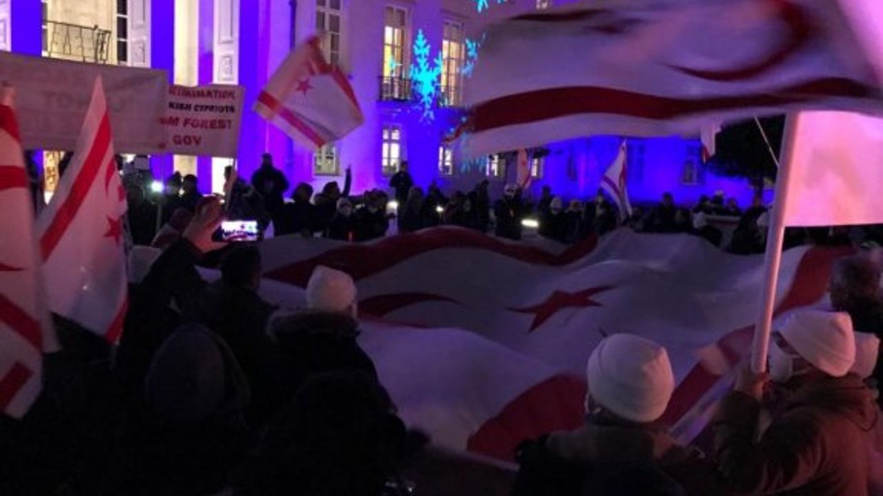 İngiltere'deki Kıbrıslı Türkler’den bayrak protestosu
