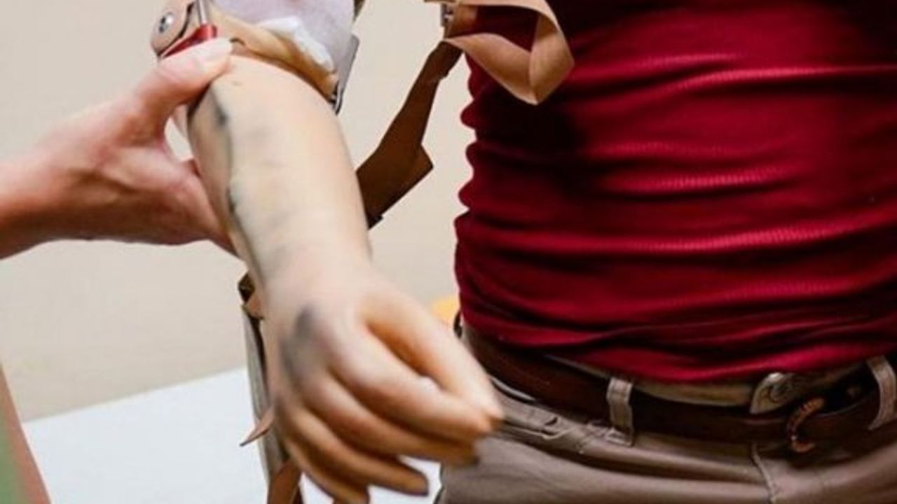 Sahte kolla aşı yaptırmak isterken yakalandı