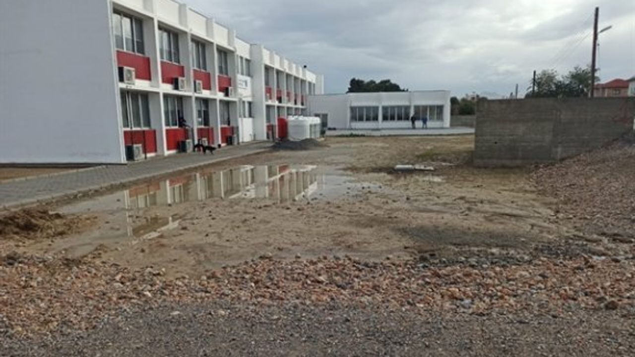 Yeni okul çamur batağında