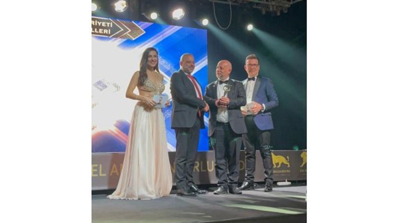 Tekin Arhun’a Uluslararası Hizmet ve Başarı Ödülü